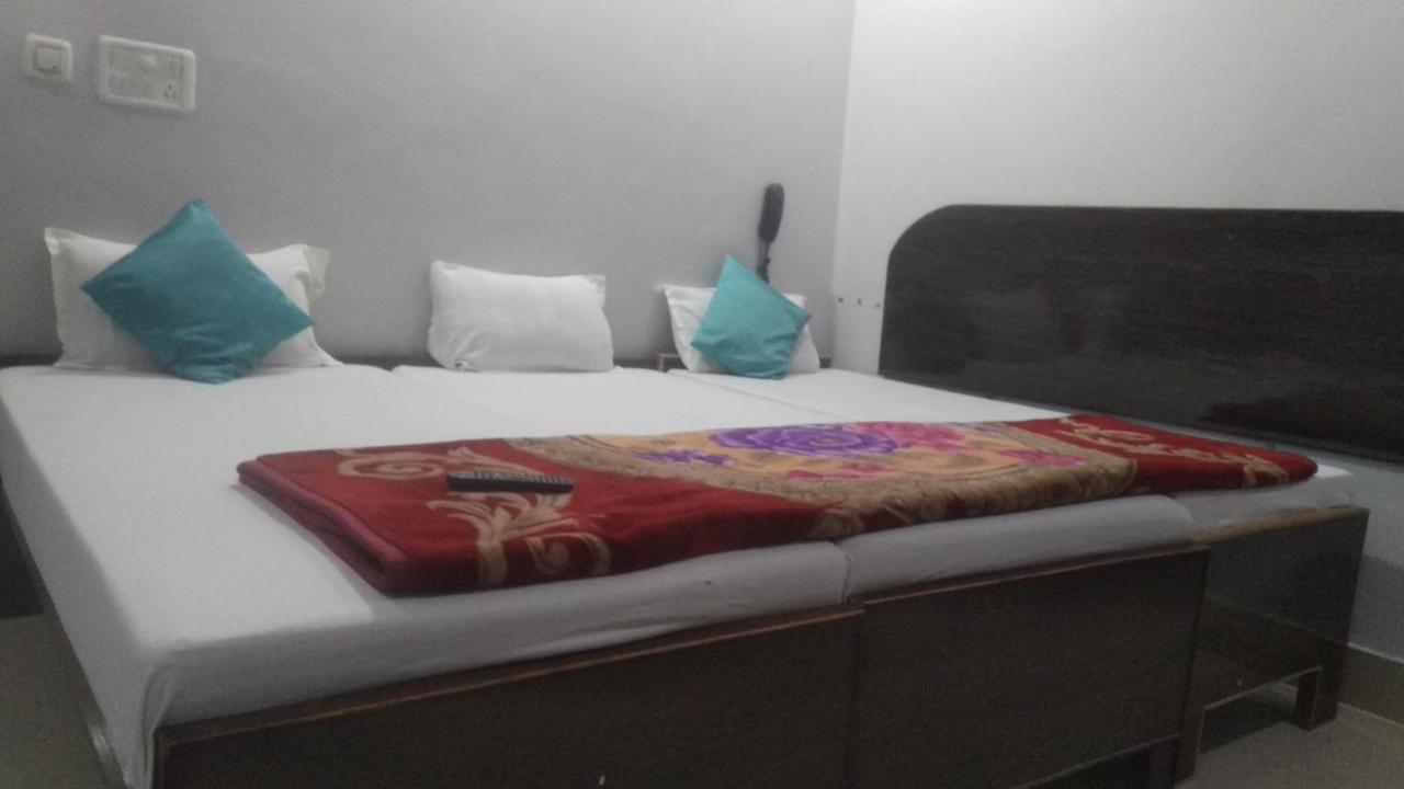 Hotel Giriraj Inn Βαρανάσι Εξωτερικό φωτογραφία
